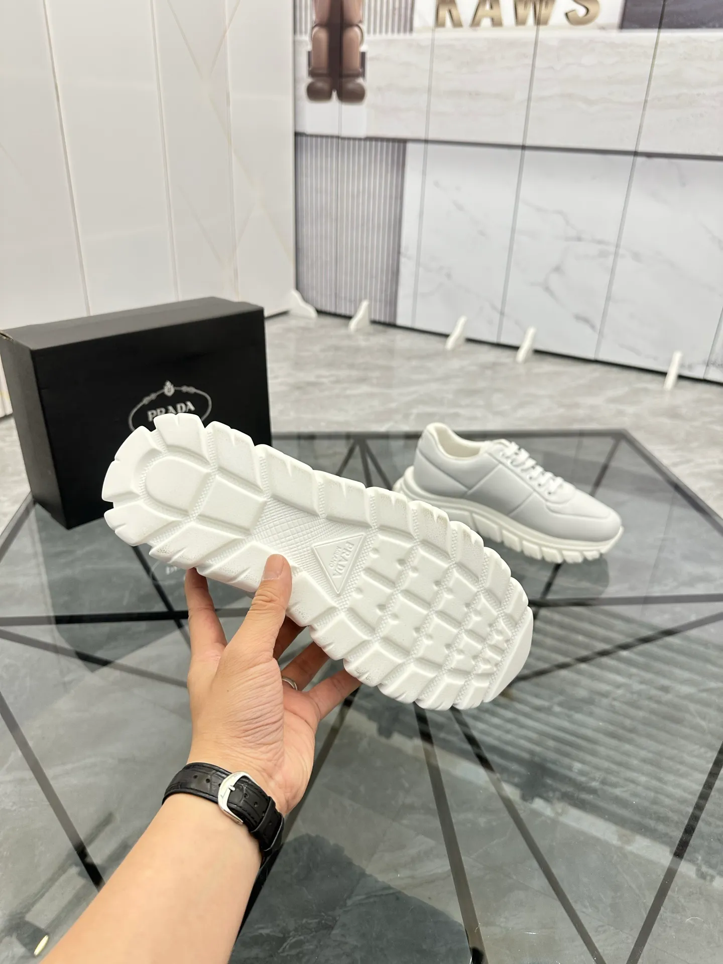 Men's shoes: 💰P460¥ Product trademark: Prada *"Prada*" low-top casual shoes Regular size: 38-44 (can be customized to 45.46) Product materials: imported cowhide upper, sheepskin lining, original outsole. Number: 835